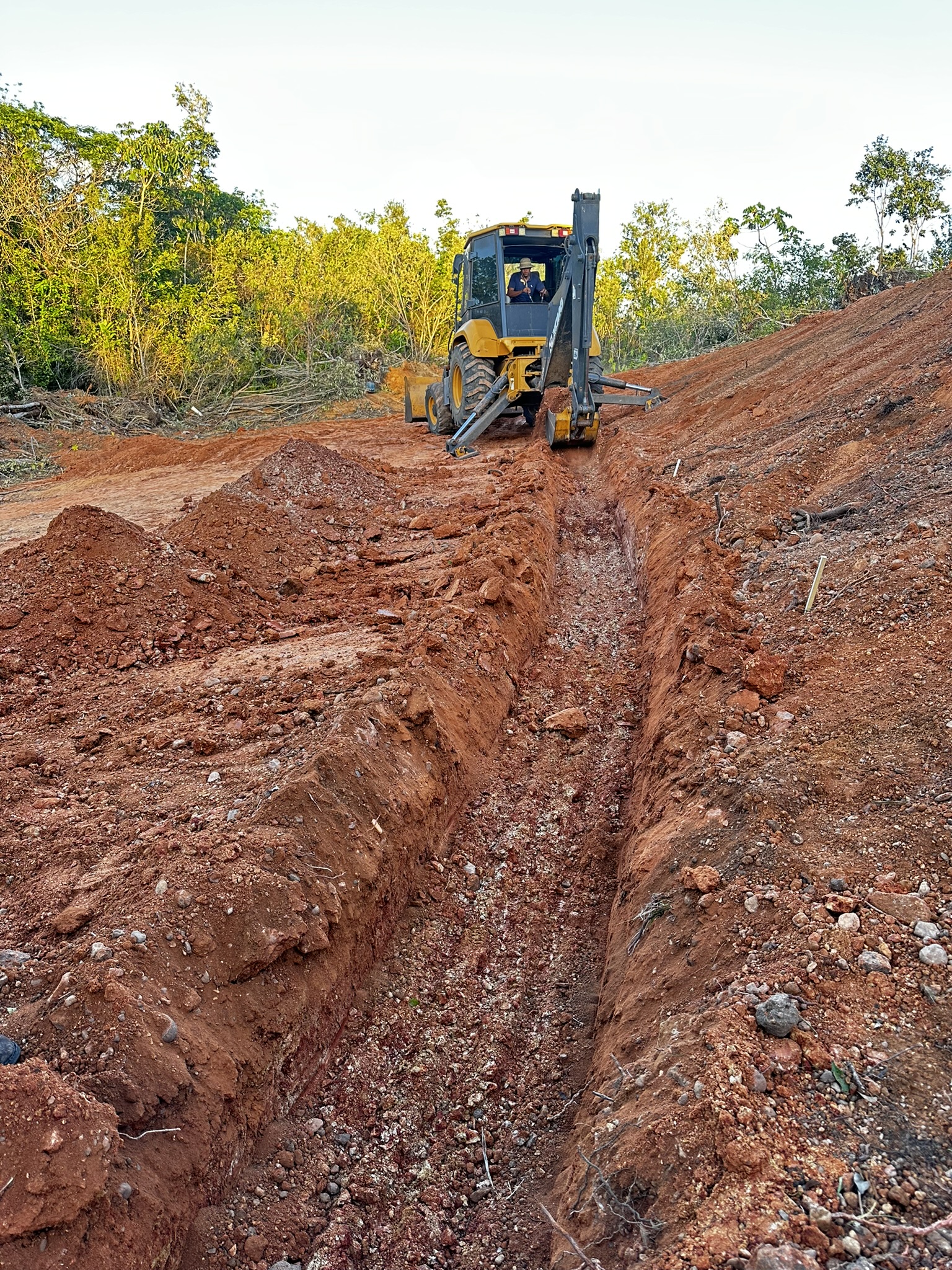 Canal de escoamento com geossintéticos para controle de erosão